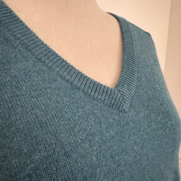 100% Lambswool Men's Teal V-Neck Sweater - Picture 12 of 15